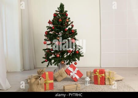 Weihnachtsbaum in der Einrichtung in Weiß mit Strumpf-Füllmaschinen Stockfoto