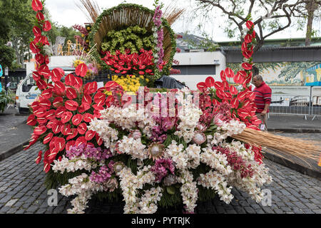 Funchal, Madeira, Portugal - April 22; 2018: Floral Schwimmer am Madeira Blumenfest Parade, Funchal, Madeira, Portugal Stockfoto