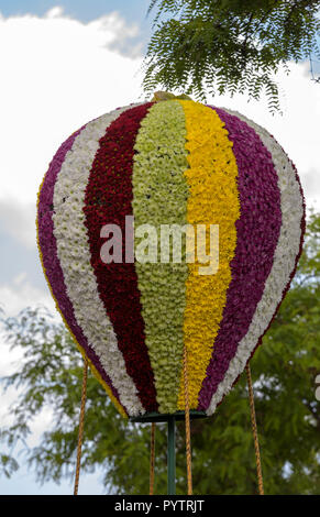 Funchal, Madeira, Portugal - April 22; 2018: Heißluftballon Imitation von bunten Blumen bei Madeira Blumenfest Parade in Funchal. Madeira. P Stockfoto