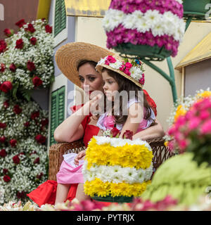 Funchal, Madeira, Portugal - April 22; 2018: Jährliche Parade der Madeira Blumenfest in der Stadt von Funchal auf der Insel Madeira. Portugal. Stockfoto