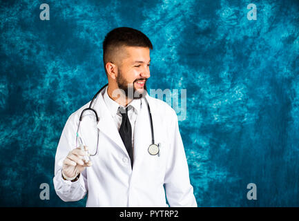 Stattliche Arzt mit einer Spritze, Nahaufnahme, Porträt Stockfoto