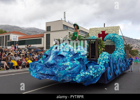 Funchal, Madeira, Portugal - April 22; 2018: Floral Schwimmer am Madeira Blumenfest Parade, Funchal, Madeira, Portugal Stockfoto