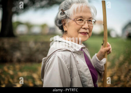 Porträt einer älteren Frau mit einem Stock. Stockfoto