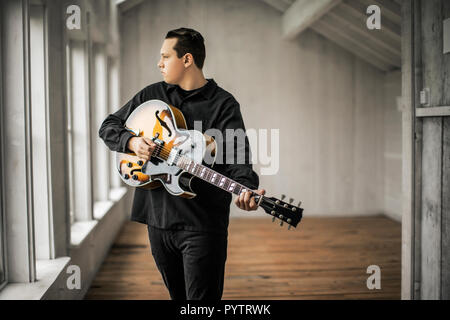 Teenager seine elektrische Gitarre zu spielen. Stockfoto