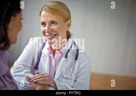 Arzt beruhigend Patienten. Stockfoto
