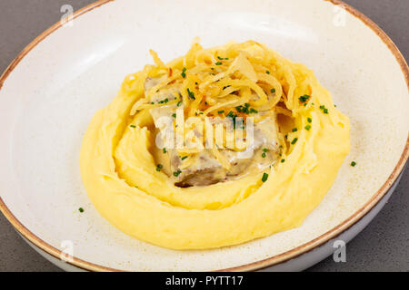 Leber mit Kartoffelpüree und gebratenen Zwiebeln Stockfoto