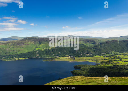 Am südlichen Ende des Derwent Water im englischen Lake District, gesehen vom Gipfel des Catbells (451 m/1.480 ft), auf der Suche nach Osten in Richtung Castlerigg fiel Stockfoto