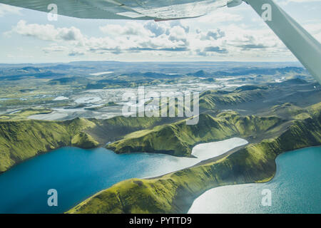 Antenne Landschaft der Natur in Island, vulkanische Berge und Seen in den Hochländern von kleinen Flugzeug Stockfoto