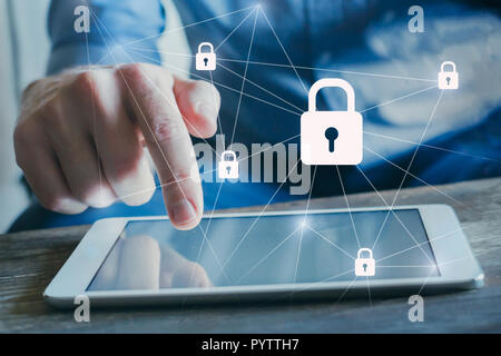Datenschutz und Sicherheit im Internet, Internet Netzwerk mit Vorhängeschlössern, Cyber Security Stockfoto