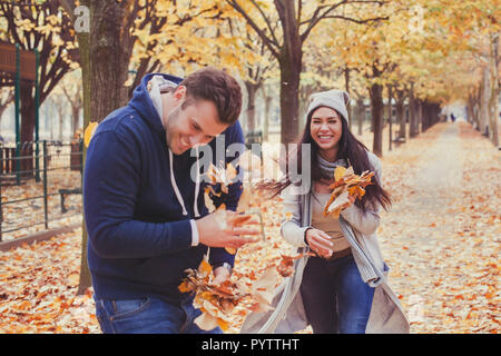 Paar Spaß im Herbst Park. Glückliche Menschen im Herbst Saison. Stockfoto