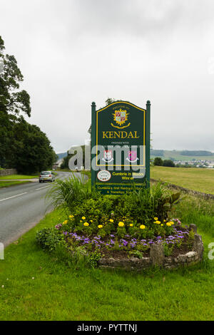 In Kendal Willkommen Anmelden und Blumenbeet auf der A6 unterwegs, nord-östlich von Kendal. Die Highlights der Stadt als Gewinner der Cumbria in voller Blüte. Stockfoto