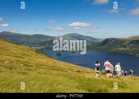 Eine Gruppe junger Leute in der Nähe der Gipfel des Cat Glocken (451 Meter) Keswick, Cumbria, Richtung am Ufer des Derwent Water. Stockfoto