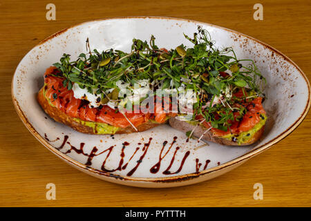Vegetarische Bruschetta mit Lachs und Avocado Stockfoto