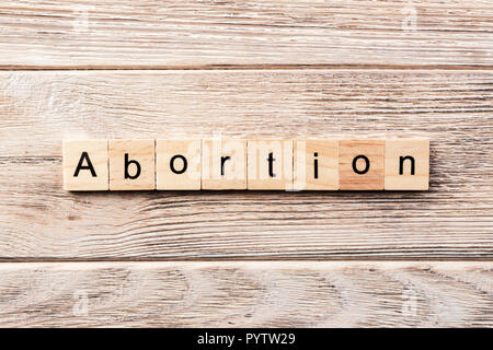 Abtreibung Wort auf Holz Block geschrieben. Abtreibung text auf Tisch, Konzept. Stockfoto