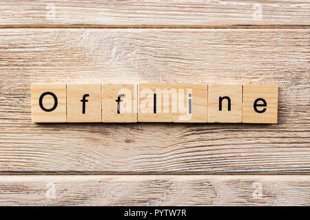 Offline Wort auf Holz Baustein geschrieben. offline Text auf Tisch, Konzept. Stockfoto