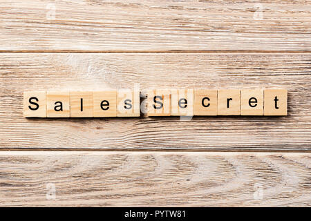 Verkauf geheimes Wort auf Holz Baustein geschrieben. Verkauf geheime Text auf Tisch, Konzept. Stockfoto