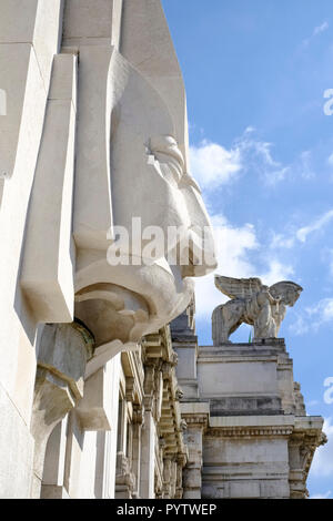 Italien, Lombardei, Mailand. Architektonische Details vom Hauptbahnhof (Stazione di Milano Centrale)) (1931), Architekt Ulisse Stacchini (1871-1947). Stockfoto