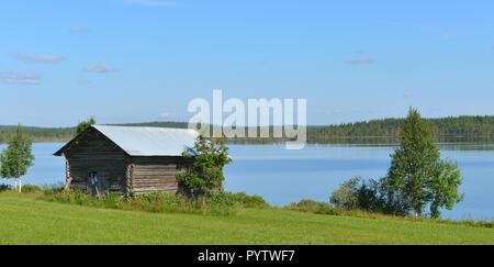 Sommer der nördlichen Landschaft mit Scheune am Ufer des See. Finnland, Lappland Stockfoto