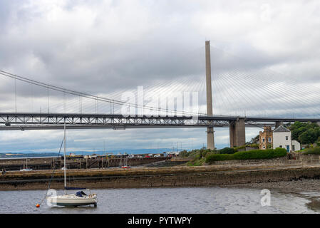 Die alten und neuen Forth Road Bridges von North Queensferry Überquerung der Erhabene in der Nähe von Edinburgh, Schottland, Vereinigten Königreich Großbritannien Stockfoto