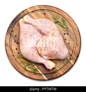 Leckere rohe Hähnchenschenkel oder Drumsticks auf einer hölzernen Schneidebrett. Rustikale Vorbereitung Szene mit rohem Fleisch. Auf weissem Hintergrund. Stockfoto