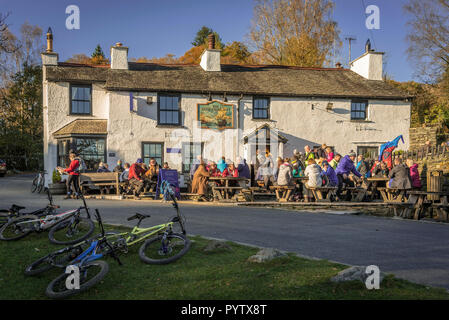 Lake District North West England. Herbst. Das Brittania im Elterwater Dorf. Stockfoto