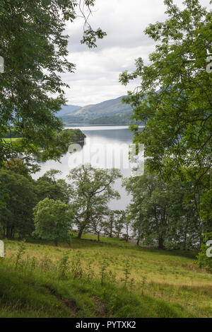 Schöne Reflexionen Gefangen in den Gewässern des Loch Tay in der Landschaft von Perthshire Schottland United KKingdom UK Stockfoto