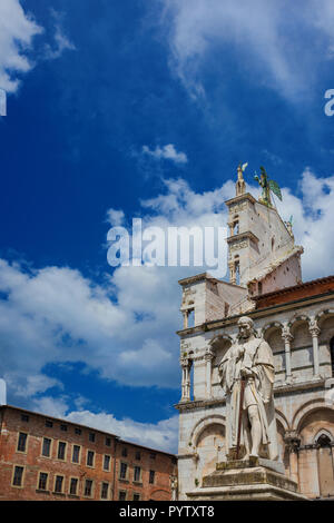 St. Michael in Foro Square alte Denkmäler in Lucca, mittelalterlichen Altstadt, mit Wolken über Stockfoto