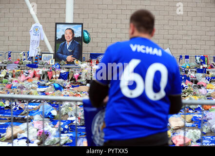 Ein Ventilator zahlt seinen Respekt am Leicester City Football Club. Stockfoto
