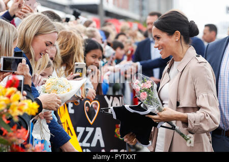 Die Herzogin von Sussex erhält ein Baby Outfit bei einem Rundgang in Auckland, Neuseeland, am Tag drei der Tour ist das königliche Paar von Neuseeland. Stockfoto