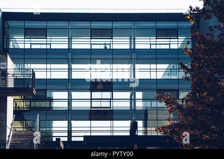 Oktober 19, 2018. Deutschland Helios Klinikum Krefeld. Silhouette Arzt Arzt Menschen laufen entlang des Korridors zwischen den Stationen der Klinik o Stockfoto