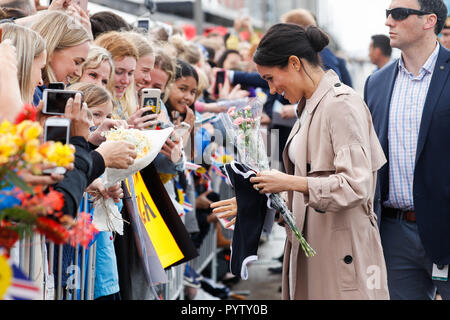 Die Herzogin von Sussex erhält ein Baby Outfit bei einem Rundgang in Auckland, Neuseeland, am Tag drei der Tour ist das königliche Paar von Neuseeland. Stockfoto