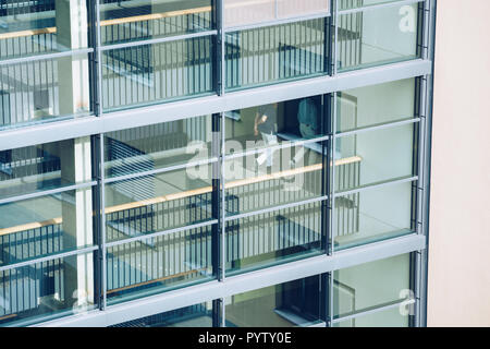 Oktober 19, 2018. Deutschland Helios Klinikum Krefeld. Arzt Arzt Menschen laufen entlang des Korridors zwischen den Stationen der Klinik auf dem Boden ansehen t Stockfoto