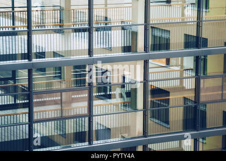 Oktober 19, 2018. Deutschland Helios Klinikum Krefeld. Doctor doctor Spaziergang entlang Korridor zwischen Stationen der Klinik auf dem Boden Blick durch die windo Stockfoto