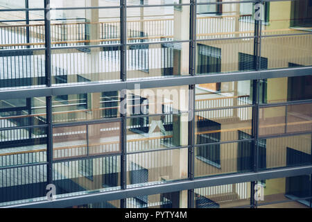 Oktober 19, 2018. Deutschland Helios Klinikum Krefeld. Doctor doctor Spaziergang entlang Korridor zwischen Stationen der Klinik auf dem Boden Blick durch die windo Stockfoto