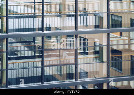 Oktober 19, 2018. Deutschland Helios Klinikum Krefeld. Doctor doctor Spaziergang entlang Korridor zwischen Stationen der Klinik auf dem Boden Blick durch die windo Stockfoto