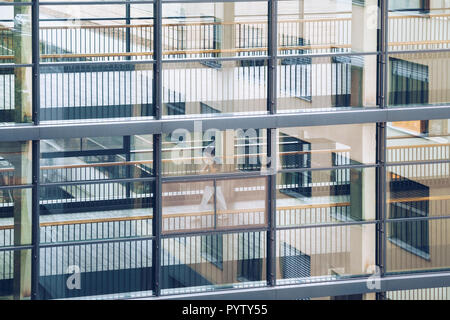 Oktober 19, 2018. Deutschland Helios Klinikum Krefeld. Doctor doctor Spaziergang entlang Korridor zwischen Stationen der Klinik auf dem Boden Blick durch die windo Stockfoto