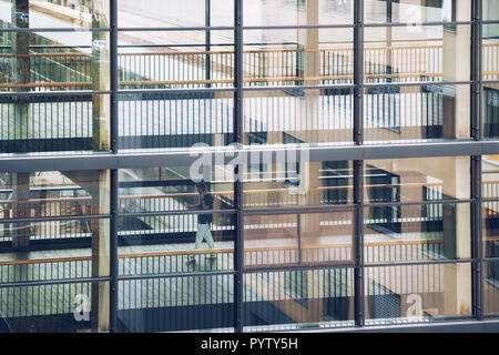 Oktober 19, 2018. Deutschland Helios Klinikum Krefeld. Doctor doctor Spaziergang entlang Korridor zwischen Stationen der Klinik auf dem Boden Blick durch die windo Stockfoto