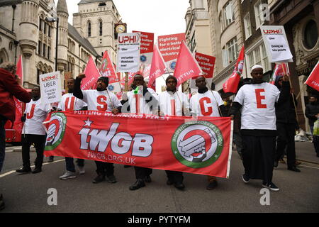 Uber Treiber protestieren außerhalb der Royal Courts of Justice in London, bevor eine Entscheidung über ihre Rechte. Stockfoto