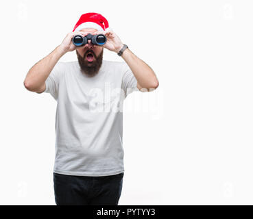 Junge kaukasier hipster Mann mit Mütze, obwohl Fernglas über isolierte Hintergrund im Schock Angst mit einer Überraschung Gesicht, Angst und Stockfoto