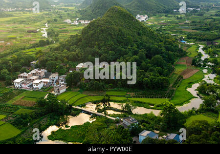 Wunderschöne Landschaft von Yangshuo Reisfelder und Felsen in China Luftaufnahme Stockfoto