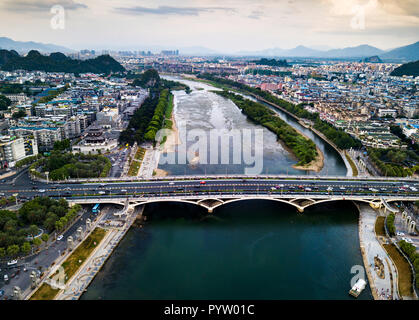 Guilin Stadtbild mit der Brücke über Fluss Li Luftaufnahme Stockfoto