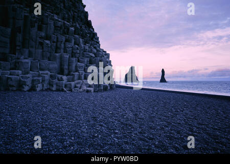Der schwarze Lavasand Strand Reynisfjara und die reynisdrangar Basalt sea Stacks auf den Süden Islands Küste. Stockfoto