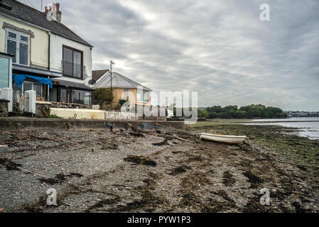 Haus auf der Wasserseite bei Yarmouth auf dem Tamar River Division Cornwall und Devon Stockfoto