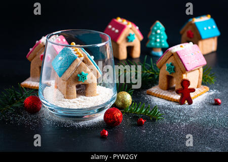 Urlaub essen DIY pastell Weihnachtsplätzchen, Lebkuchen Häuser und Weihnachtsbaum für Geschenk oder Party. Stockfoto