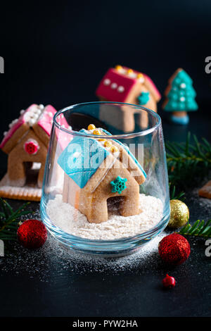 Urlaub essen DIY pastell Weihnachtsplätzchen, Lebkuchen Häuser und Weihnachtsbaum für Geschenk oder Party. Stockfoto