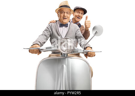 Zwei ältere Männer reiten auf einem Oldtimer Roller und Daumen oben auf weißem Hintergrund Stockfoto