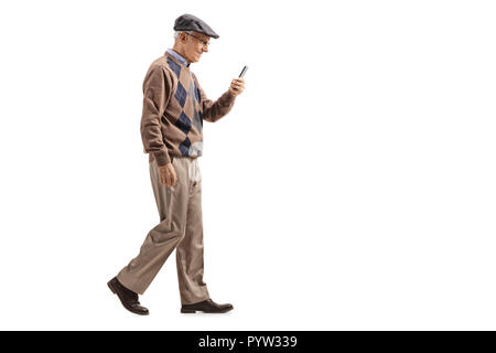 Volle Länge Profil geschossen von einem älteren Mann zu Fuß und mit einem Mobiltelefon auf weißem Hintergrund Stockfoto