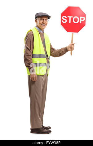 Volle Länge geschossen von einem älteren Mann mit Warnweste und halten ein Stoppschild auf weißem Hintergrund Stockfoto