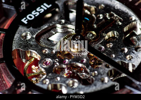 Makroaufnahme im Inneren ein Fossil Watch. Stockfoto