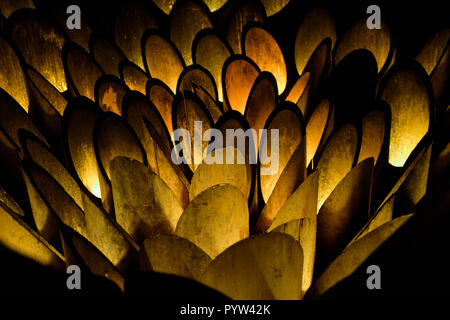 Bambus Lampen in der Nacht die Lampen aus Bambus Blumen an Mifuneyama Garten Park in der Saga, Japan Stockfoto